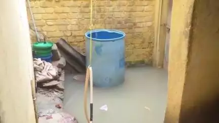 रायगढ़: मिट्ठूमुड़ा में कच्चे मकान पर गिरा नीम पेड़,कच्चे मकानों की दीवारें ढही,समस्याओ के बीच लोगों में डर।#jansamasya