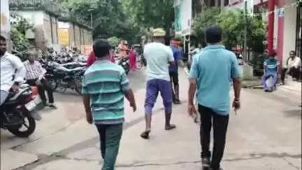 गिरिडीह: सदर अस्पताल के बाहर जख्मी हालत में मिले व्यक्ति को पत्रकार सुरेंद्र यादव ने अस्पताल में भर्ती कराया