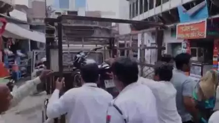 नवलगढ़: नवलगढ़ में यातायात व्यवस्था को बेहतर बनाने में जुटी ट्रैफिक पुलिस, नियमों का उल्लंघन करने वालों को दी समझाईश