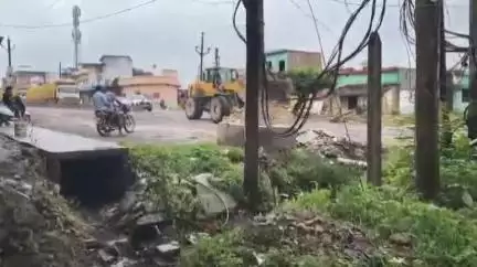 चन्द्रपुर नगर पंचायत अध्यक्ष की तत्परता से सड़क के गड्ढों में हुई भराई
