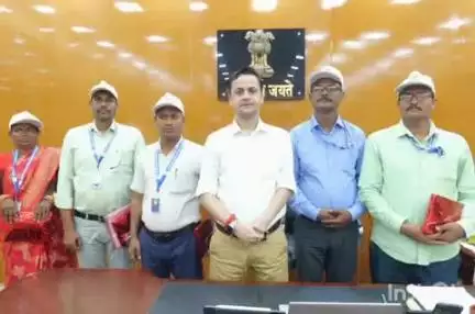 मधुबनी: उत्कृष्ट प्रदर्शन करने वाले जिले के पांच बीएलओ को जिलाधिकारी आनंद शर्मा ने किया सम्मानित