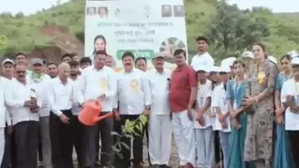 शिरपूर: करवंद येथे जिपच्या माजी उपाध्यक्ष यांच्या हस्ते वृक्षारोपण,हरित उपक्रमाद्वारे देण्यात आला पर्यावरण संवर्धनाचा संदेश