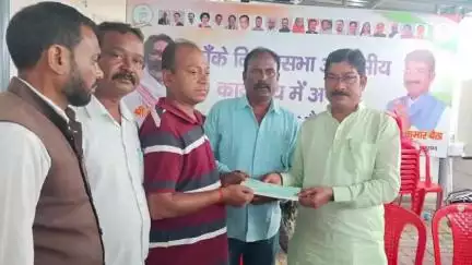 मांडर: कांके विधायक ने कैंसर पीड़ितों को मुख्यमंत्री राहत कोष से चेक वितरित किए