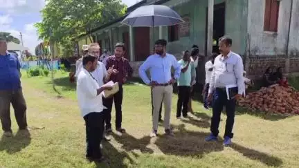 মানকাচৰ: বাঘাপাৰাৰ চোমৰাশালী ৰাস্তাৰ কামৰ বুজ ল'বলৈ উপস্থিত জিলা আয়ুক্ত ৰাহুল কুমাৰ গুপ্তা