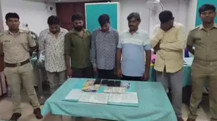 ଛତ୍ରପୁର: ଗିରିସୋଲା ଠାରେ ଜୁଆ ଆଡ୍ଡାରେ ଗୋଳନ୍ଥରା ପୋଲିସର ଚଢ଼ାଉରେ ୧୮ ହଜାର ଟଙ୍କା ସହ ୬ ବାଇକ ଜବତ, ୫ ଜଣ ଜୁଆଡ଼ି ଗିରଫ