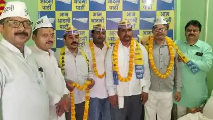 जौनपुर: केंद्रीय कार्यालय पर पूर्व प्रधान कमलेश यादव ने अपने दर्जनों समर्थकों के साथ आम आदमी पार्टी में किया शामिल