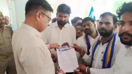 उरई: उरई जिलाधिकारी के कार्यालय में भीम आर्मी और आजाद समाज पार्टी के कार्यकर्ताओं ने दिया ज्ञापन