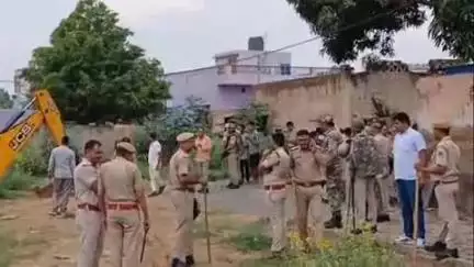 सीकर: बंजारा बस्ती में अतिक्रमण हटाने गई वन विभाग और पुलिस की टीम पर लोगों ने पत्थर बरसाए, कई लोग हिरासत में