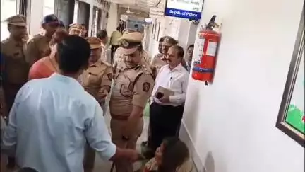 जळगाव: राज्य महिला आयोगाच्या अध्यक्षा रूपाली चाकणकर यांनी शहरातील पोलिस अधीक्षक कार्यालयात घेतला गुन्हेगारीचा आढावा