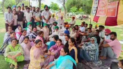 ਮਾਨਸਾ: ਬੀਕੇਯੂ ਏਕਤਾ ਡਕਾਉਂਦਾ ਵੱਲੋਂ ਅਧਿਆਪਕਾਂ ਦੇ ਹੱਕ ਵਿੱਚ ਤੀਜੇ ਦਿਨ ਵੀ ਆਦਰਸ਼ ਸਕੂਲ ਵਿਖੇ ਪੱਕਾ ਮੋਰਚਾ ਜਾਰੀ