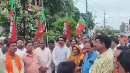 गुना नगर: गुना में बीजेपी ऑफिस के बाहर हेमंत खंडेलवाल के प्रदेश अध्यक्ष बनने पर जश्न मनाया गया