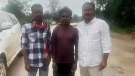 सुकमा: तेलंगाना में कांग्रेस नेता दुर्गेश रॉय ने ग्रामीण युवक को बगान मालिक के चंगुल से छुड़ाया