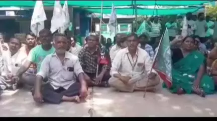 కర్నూలు: ఇంజనీరింగ్ వర్కర్ల సమ్మె టెంట్‌ను పీకేసిన అధికారులు, నగర పాలక సంస్థ ముందు బైఠాయించిన కార్మికులు