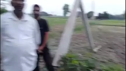 प्रतापगढ़: उमरा गांव में एक हफ्ते से टूटा विद्युत पोल शिकायत के बावजूद भी नहीं कराया गया ठीक#jansamasya
