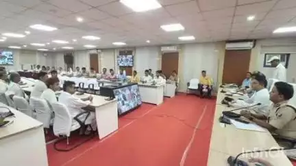 छपरा: श्रावणी मेला एवं मुहर्रम पर विधि व्यवस्था को लेकर जिलाधिकारी और पुलिस अधीक्षक की अध्यक्षता में शांति समिति की बैठक