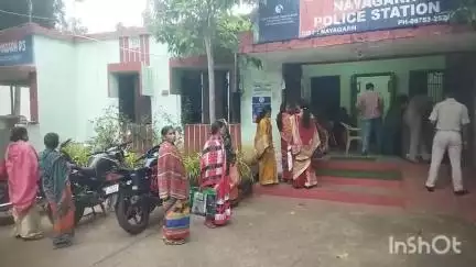ନୟାଗଡ ସଦର: ଅଣସଂଗଠିତମହିଳା ଶ୍ରମିକଙ୍କୁ DLO ଙ୍କ ଦ୍ରୁବ୍ୟବହାର ଓ ଜାତିଆଣ ଆକ୍ଷେପ କୁ ନେଇ ମହିଳା ଶ୍ରମିକ ଥାନା ର ଦ୍ୱାରସ୍ତ