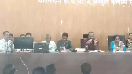 कळमनूरी: शहरातील उपविभागीय अधिकारी कार्यालयाच्या सभागृहात १२५ ग्रामपंचायतीच्या सरपंच पदासाठी आरक्षण सोडत