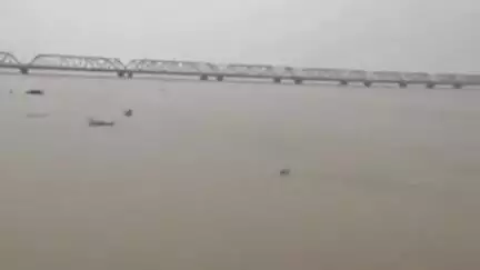 गोंडा: एल्गिन ब्रिज पर घाघरा नदी का जलस्तर 85 सेंटीमीटर खतरे के निशान से नीचे, डीएम ने बाढ़ चौकियों को किया अलर्ट