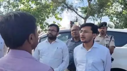 मुशहरी: जिलाधिकारी ने ज़िला भ्रमण में मतदाताओं को मतदाता पुनरीक्षण फार्म भरने की जानकारी दी