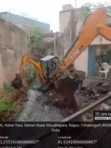 रायपुर: नहर पारा में पोकलेन मशीन से खींचकर जाम हुए नाले से निकाला गया लगभग 4 डंपर कचरा व गंदगी