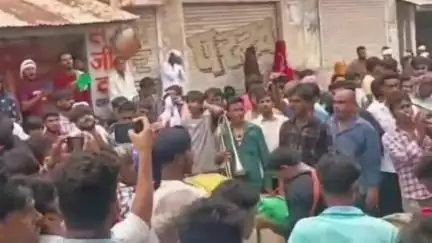 नवलगढ़: मुकुंदगढ़ में मातमी धुन पर ढोल, ताशे और नगाड़े के साथ अलम सद्दा का जुलूस निकाला, या हुसैन की सदाओं से माहौल गुंजायमान हुआ