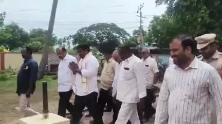 పెదపూడ లో మోడల్ పాఠశాలను పరిశీలించిన ఎమ్మెల్యే కుమార్ రాజా
