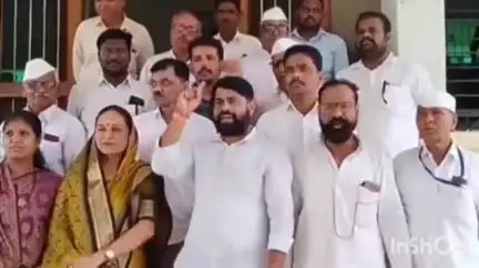 कोपरगाव: तहसील कार्यालयातील अनागोंदी कारभाराविरोधात काँग्रेसचे तहसील आवारात निदर्शने