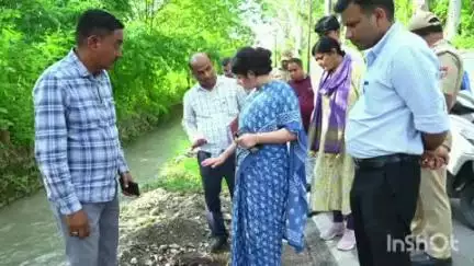 हल्द्वानी: DM वंदना ने हल्द्वानी स्थित देवखड़ी नाला में वन विभाग द्वारा किए जा रहे वायर क्रेट चेक डैम निर्माण का किया निरीक्षण