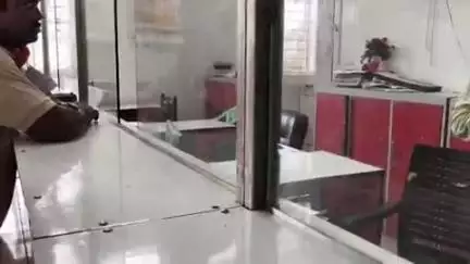 कुदरा: गुरुवार की सुबह 10:15 बजे तक पोस्ट ऑफिस सकरी के अधिकांश काउंटर खाली रहे, लोग हुए परेशान