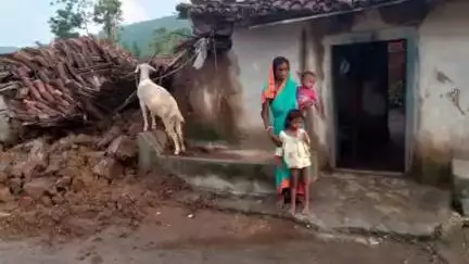 गोला: बारिश से कुल्ही के पंचायत सदस्य का कच्चा मकान ढहा, मुआवजे की मांग