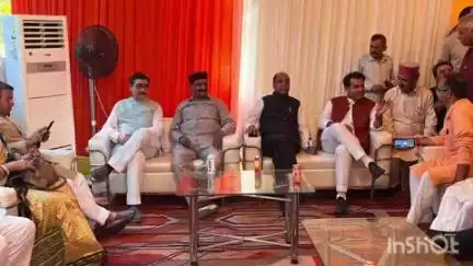 भवारना: विधायक विपिन परमार ने बीजेपी के राष्ट्रीय अध्यक्ष के पिता डॉ. नारायण लाल नड्डा के 100वें जन्मदिन पर उनसे मुलाकात की