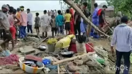 महिषी: प्रखंड क्षेत्र के घोघसम गांव में कोसी नदी में विलीन हुए घर