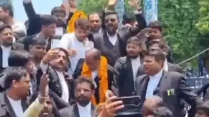 पूर्व अध्यक्ष अशोक सिंह ने समर्थकों के साथ किया नामांकन, बड़ी संख्या में अधिवक्ता रहे उपस्थित