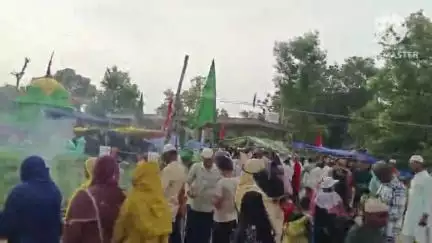 चैनपुर: मोहर्रम की सप्तमी पर मुस्लिम समुदाय ने मजार व कर्बला पर की चादरपोशी, मांगी फातिहा