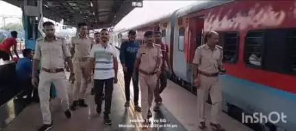 छपरा: उत्पाद विभाग ने रेल मार्ग से अवैध शराब तस्करी रोकने हेतु रेल पुलिस के साथ की संयुक्त जांच