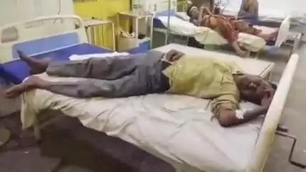 सहसवान: बदायूं के रजी चौक चौराहे के पास अचेत अवस्था में पड़े अज्ञात व्यक्ति को जिला अस्पताल में भर्ती कराया गया