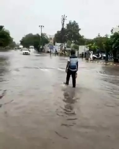 રાજકોટ: વરસાદને લઈને મનપાની પ્રિ મોનસુન કામગીરીના અભાવે રસ્તામાં પાણી ભરાઈ જતા વિદ્યાર્થીઓને ભારે હાલાકી ભોગવવી પડી #jansamsya