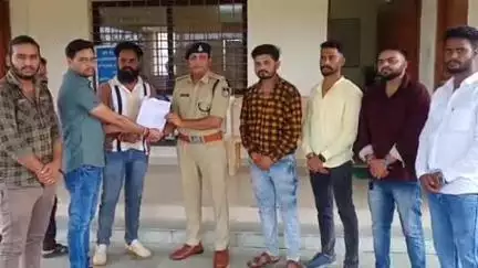 बरघाट: विश्व हिंदू परिषद बजरंग दल बरघाट के कार्यकर्ताओं ने SDOP बरघाट को ज्ञापन सौंपा