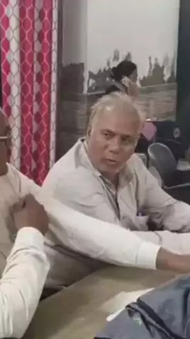 रूपवास: रूपवास के पंचायत समिति सभागार में सीबीईओ एलपी सिंह ने पीईईओ और प्रधानाचार्यों की बैठक ली