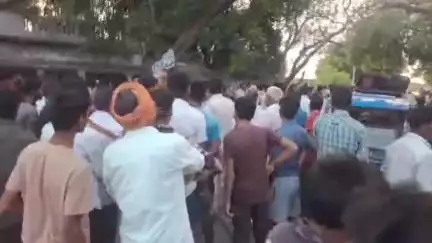 सिवान: पेड़ कटाई के दौरान मजदूर की दर्दनाक मौत, नाराज़ ग्रामीणों ने किया सड़क जाम, पुलिस ने कराया पोस्टमार्टम