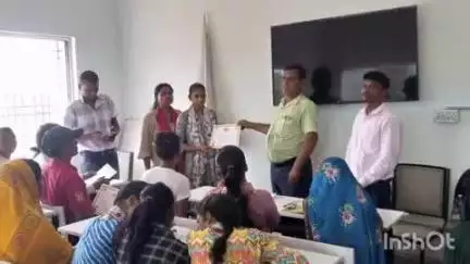 पतरघट: पतरघट प्रखंड के उच्च माध्यमिक विद्यालय कमलजरी में स्वयंसेवकों के बीच प्रमाण पत्र वितरण