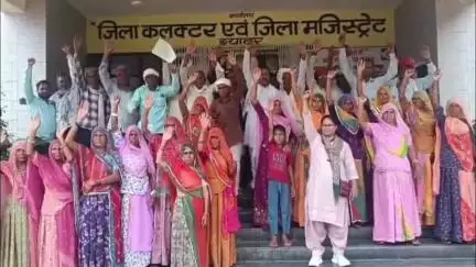 ब्यावर: जवाजा थाना पुलिस पर कार्रवाई में लापरवाही का आरोप, सुरडिया के ग्रामीणों ने ब्यावर जिला कलेक्टर को सौंपा ज्ञापन