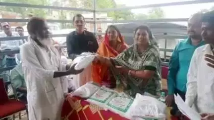 सोहागपुर: ग्राम सिंहपुर में विधायक ने दलहन बीज कार्यक्रम में किसानों को बीज वितरित किया