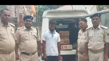 चकिया पिपरा: उत्पाद विभाग की टीम ने चकिया थाना क्षेत्र के पिपरा खेम स्थित टॉल गेट के समीप छापेमारी कर एक बोलेरो शराब बरामद की