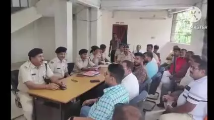 बगहा: विभिन्न थाना परिसर में शांति समिति की बैठक संपन्न