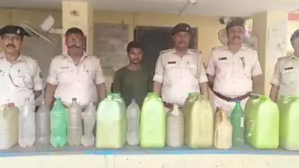 चकिया पिपरा: पुलिस ने गुप्त सूचना पर छापेमारी कर चकिया थाना क्षेत्र से 101 लीटर देसी चुलाई शराब के साथ एक तस्कर को गिरफ्तार किया