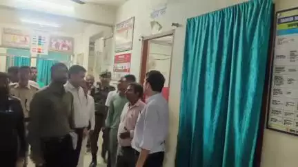पुपरी: डीएम रिची पांडेय ने बोखरा प्राथमिक स्वास्थ्य केंद्र का औचक निरीक्षण किया