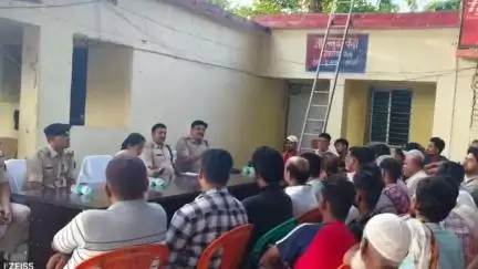 चकिया पिपरा: मोहर्रम पर्व को शांतिपूर्ण और सौहार्द के माहौल में मनाने के लिए गुरुवार को चकिया थाना परिसर में शांति समिति की बैठक