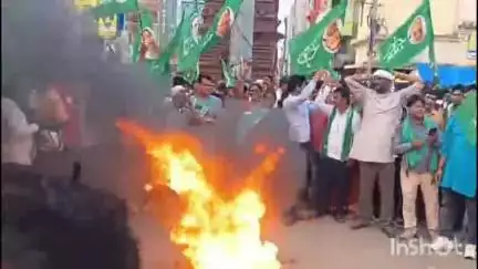 गोड्डा: गोड्डा में झामुमो कार्यकर्ताओं का आक्रोश, कारगिल चौक पर भाजपा का पुतला दहन