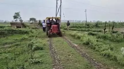 जालौन: बीरपुरा गांव में जल रोधक बांधों के निर्माण का जायजा लेने पहुंचे जिलाधिकारी, गुणवत्ता की जांच कर दिए आवश्यक दिशा निर्देश